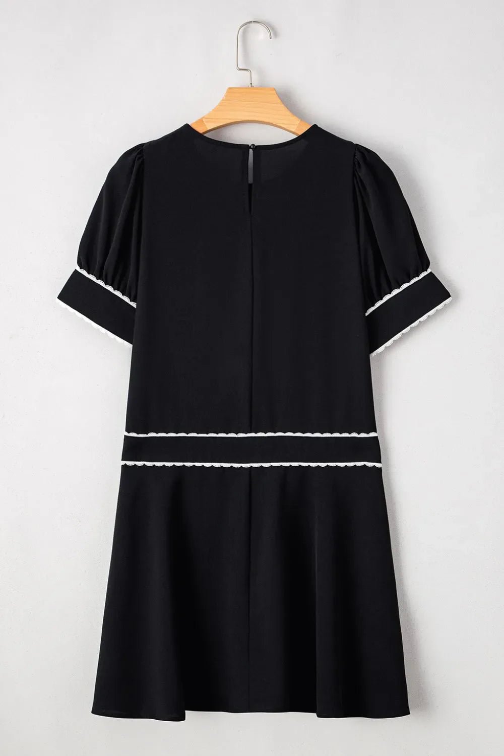 Contrast Scallop Trim Bow Detail Short Sleeve Shift Dress – Black by Simply Love