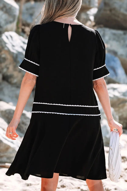 Contrast Scallop Trim Bow Detail Short Sleeve Shift Dress – Black by Simply Love