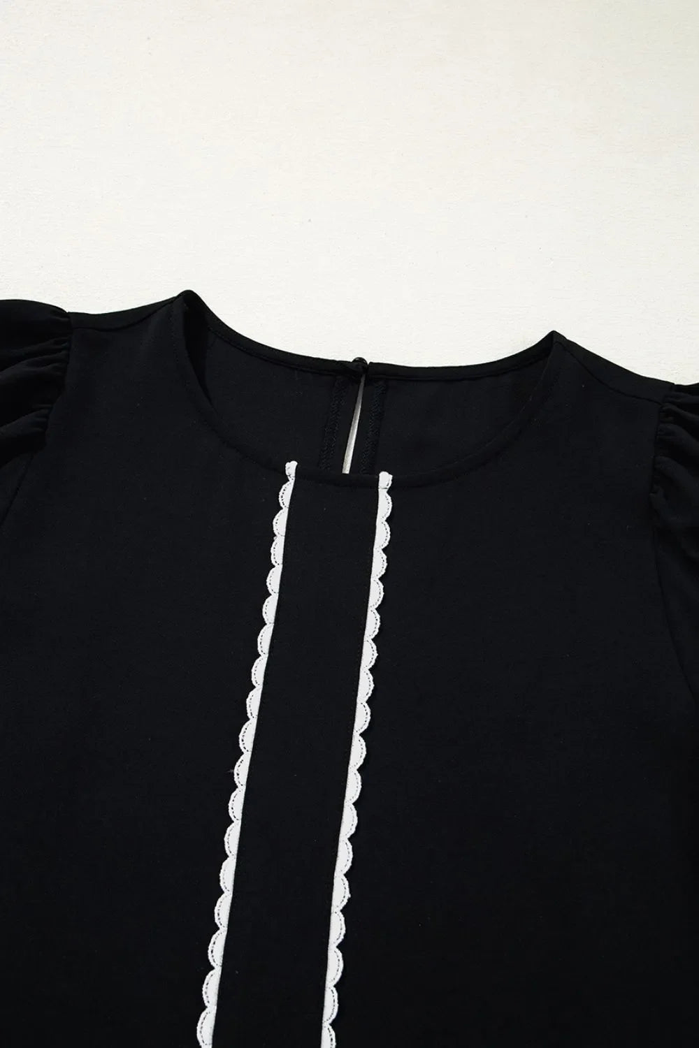 Contrast Scallop Trim Bow Detail Short Sleeve Shift Dress – Black by Simply Love