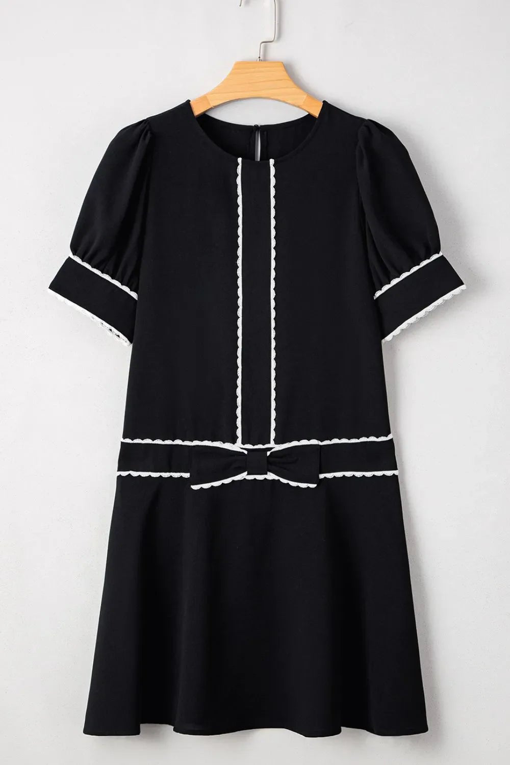 Contrast Scallop Trim Bow Detail Short Sleeve Shift Dress – Black by Simply Love